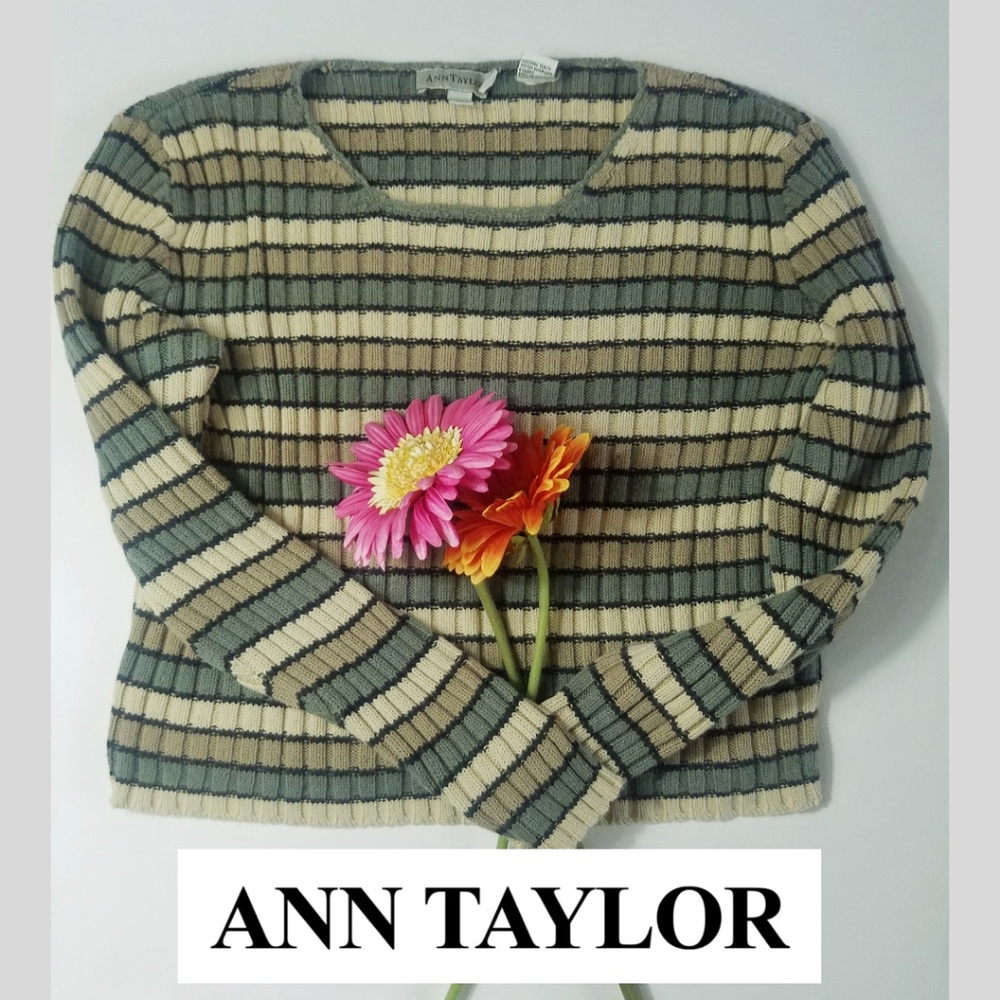 🍎ANN TAYLOR STRIPED SWEATER🌻